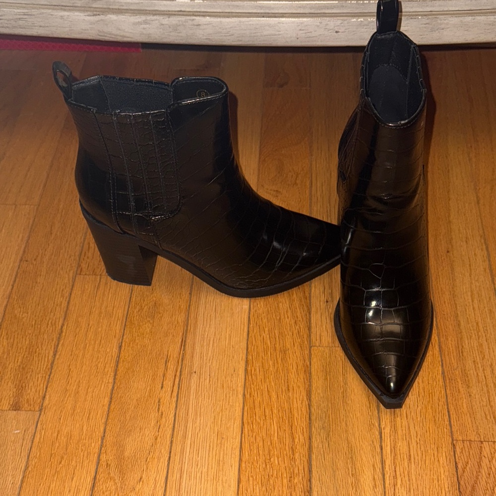 Elegant Black Croc-Patterned Ankle Booties